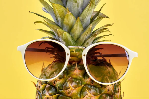 Közelkép a ananász napszemüveg. — Stock Fotó