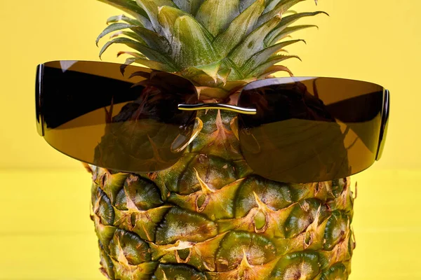 Чоловічі сонцезахисні окуляри на ананасі крупним планом . — стокове фото