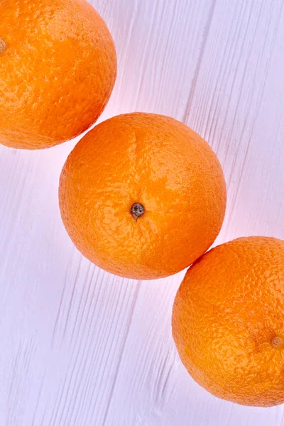 Jeruk matang segar di papan putih . — Stok Foto