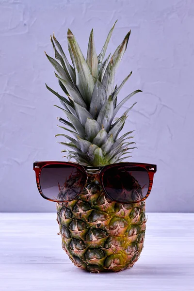 Гавайский ананас в солнечных очках . — стоковое фото