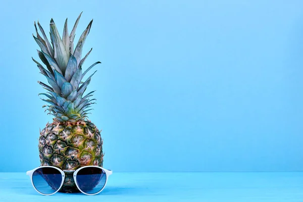 Ananász, napszemüveg és másol hely. — Stock Fotó