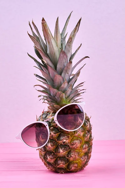 Hipster Ananas mit Sonnenbrille auf rosa Hintergrund. — Stockfoto