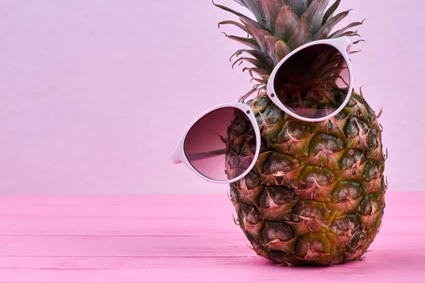 Elegante piña en gafas de sol y espacio de texto . —  Fotos de Stock