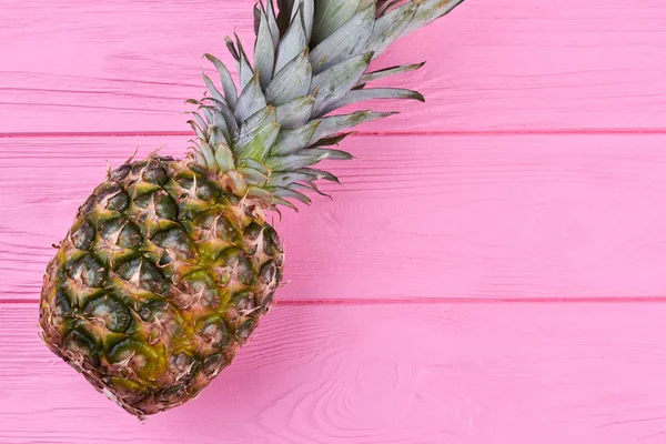 Fresh single ananas on color wooden background. — Stock Photo, Image
