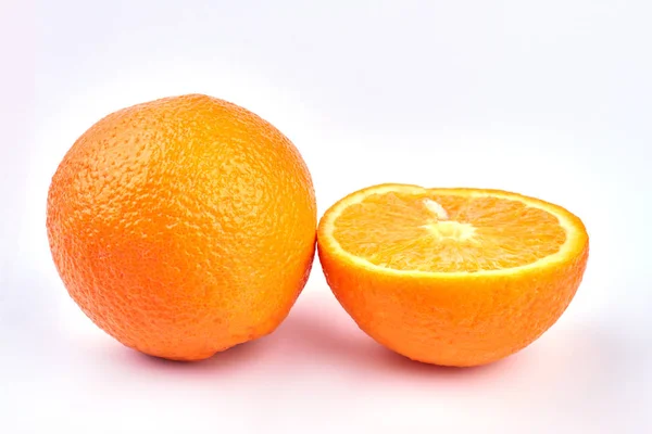 Egész és fél narancs. — Stock Fotó