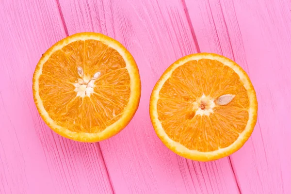 Laranja madura cortada em duas metades . — Fotografia de Stock