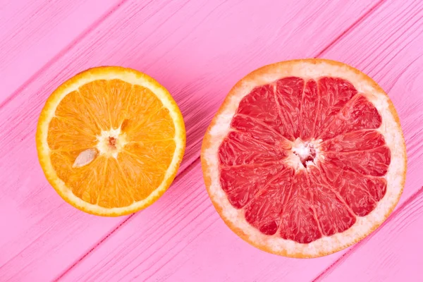 Metade de toranja madura e laranja . — Fotografia de Stock