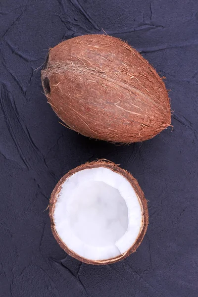 Toute et la moitié de la noix de coco, vue sur le dessus . — Photo