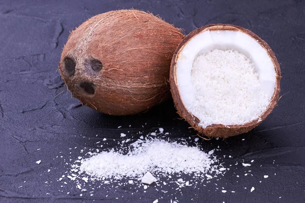 Полтора куска спелого кокоса . — стоковое фото