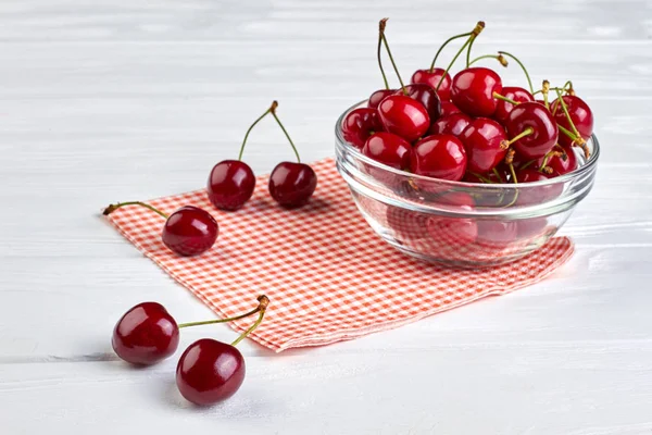 Cerejas doces maduras em uma tigela em um guardanapo quadriculado . — Fotografia de Stock