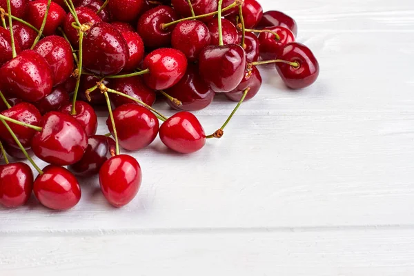 Cerezas orgánicas maduras y espacio de copia . —  Fotos de Stock