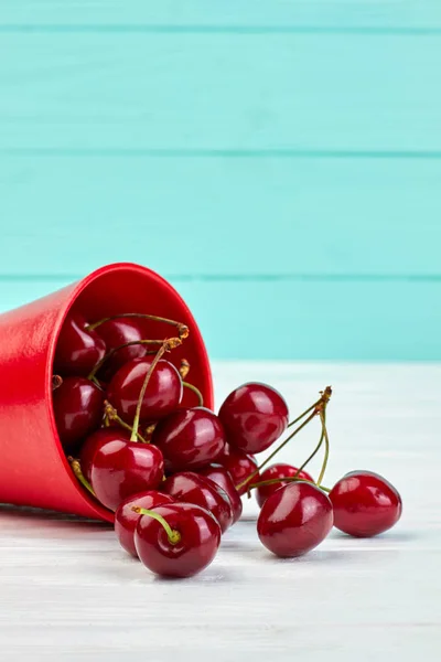 Cerejas doces maduras, imagem vertical . — Fotografia de Stock