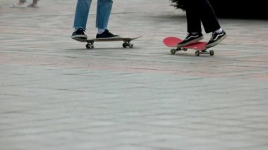 Skatepark içinde Skateboard egzersiz.