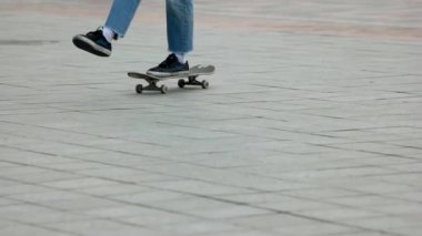 bacakları ve kaykay.