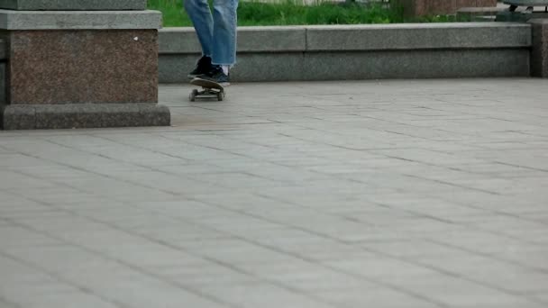 Skateboarder equitação em granito pavimentação . — Vídeo de Stock
