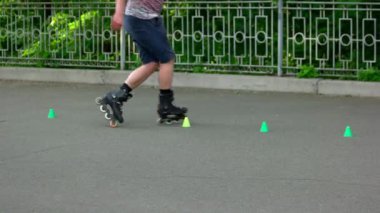 Profesyonel makaralı patenci açık havada.