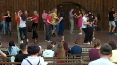 Birçok çiftler sahnede dans.