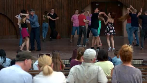 Gente escuchando música y bailando en el escenario . — Vídeo de stock