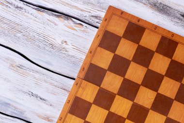 Satranç tahtası ahşap arka plan üzerinde.