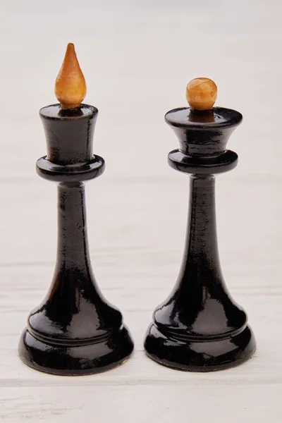 Figures d'échecs isolées sur fond blanc . — Photo