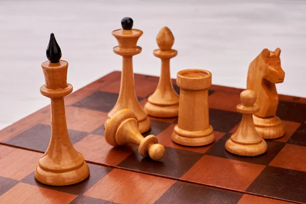 Pièces d'échecs sur l'échiquier . — Photo
