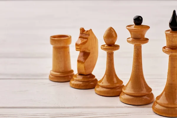Šachové figury na dřevěné pozadí. — Stock fotografie