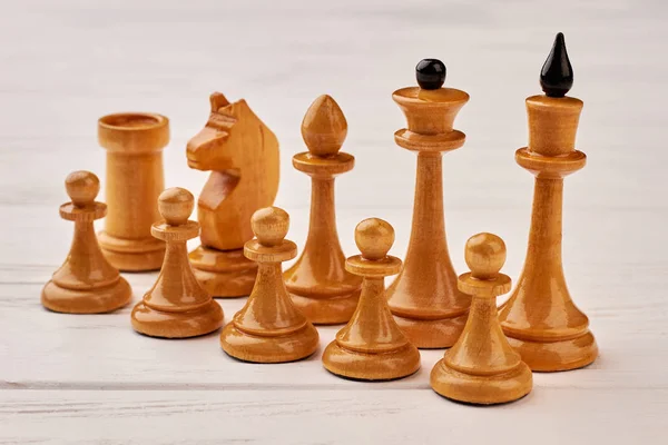 Groupe de pièces d'échecs en bois marron . — Photo