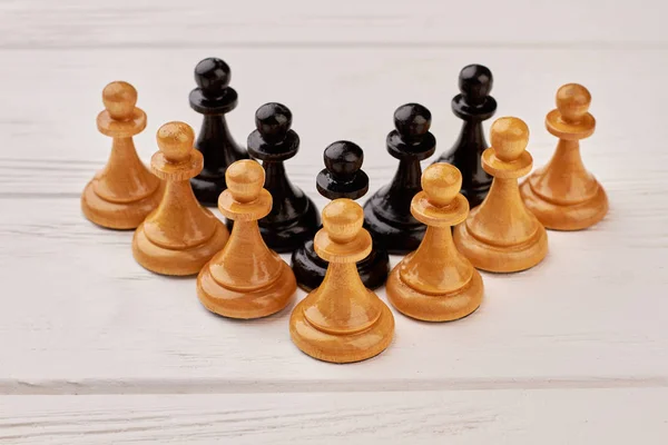 Jeu d'échecs en bois sur fond blanc . — Photo
