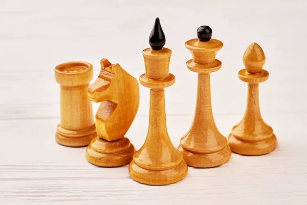 Composición de piezas de ajedrez sobre fondo blanco . —  Fotos de Stock
