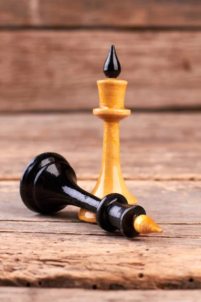 Deux pièces d'échecs sur fond rustique . — Photo