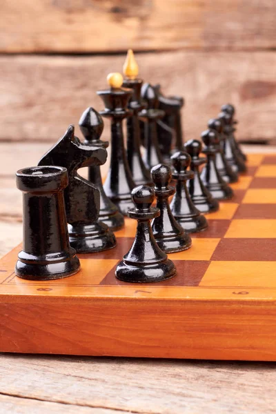 Piezas de ajedrez negro a bordo juego . — Foto de Stock