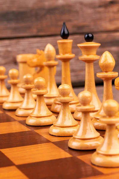 Figuras de ajedrez de madera en tablero de ajedrez . — Foto de Stock