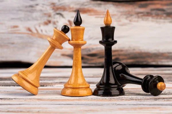Pièces d'échecs rois et reines noirs et blancs . — Photo