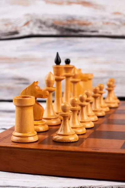 Pièces d'échecs en bois sur l'échiquier . — Photo