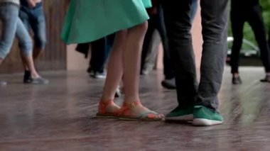 Dans eden insanlarla dans pisti.