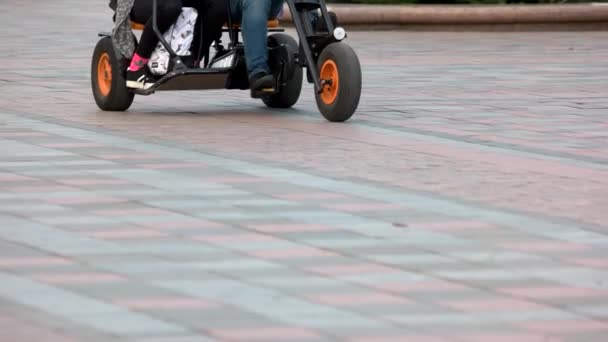 Pedal go-kart equitação no parque . — Vídeo de Stock