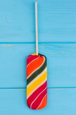 Mavi arka plan üzerinde renkli lolipop.