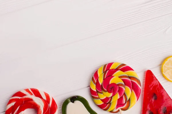 Assorted lollipops on white wood. — Stock Photo, Image