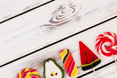 Ahşap arka plan üzerinde lezzetli lolipop.