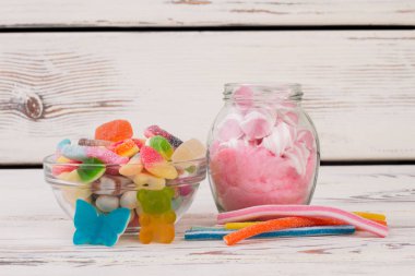 Çok renkli şekerler ve reçel ahşap arka plan üzerinde.