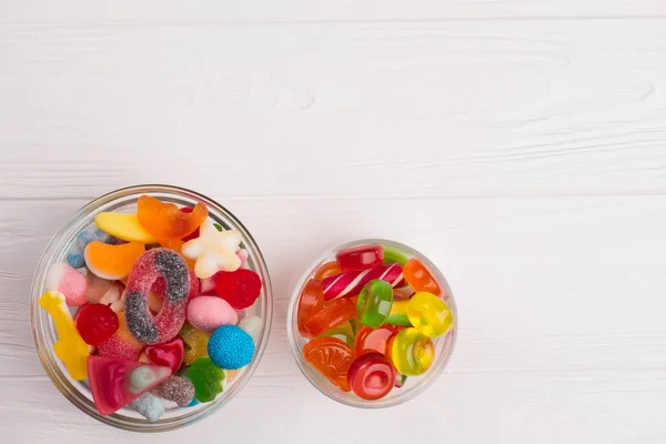 Doces bonbon multicoloridos em taças de vidro . — Fotografia de Stock