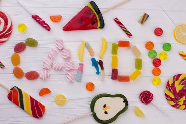 Bonbon-Wort aus bunten Süßigkeiten. — Stockfoto