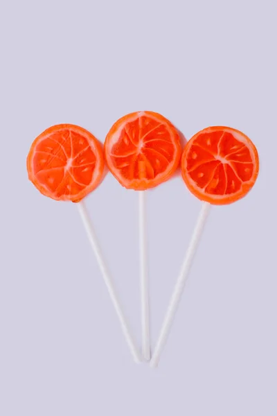 Três pirulitos em forma de laranjas . — Fotografia de Stock