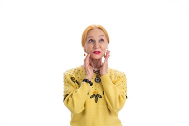 üst düzey kadın yüzüne dokunmak.