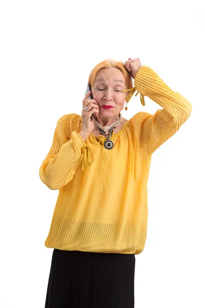Mulher idosa com telefone isolado . — Fotografia de Stock