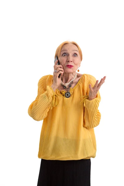 Surprised old woman with cellphone. — Stock Photo, Image