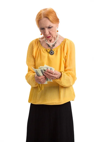 Пожилая женщина держит деньги изолированы . — стоковое фото