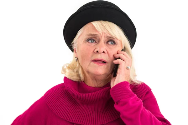 携帯電話で気が動転の年配の女性. — ストック写真