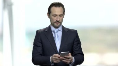 Akıllı telefonunda işadamı yazarak mesaj.