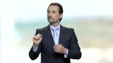 Yakışıklı olgun işadamı dokunarak sanal ekran.